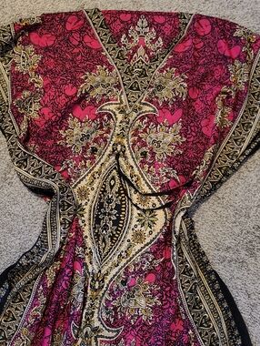 Vibrant Paisley V-Neck Kaftan — Magenta, Black & Gold